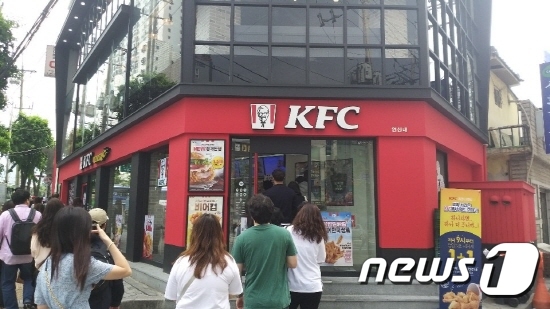 1시간 기다려 KFC 닭껍질튀김 먹어보니…맥주 생각 간절해지네