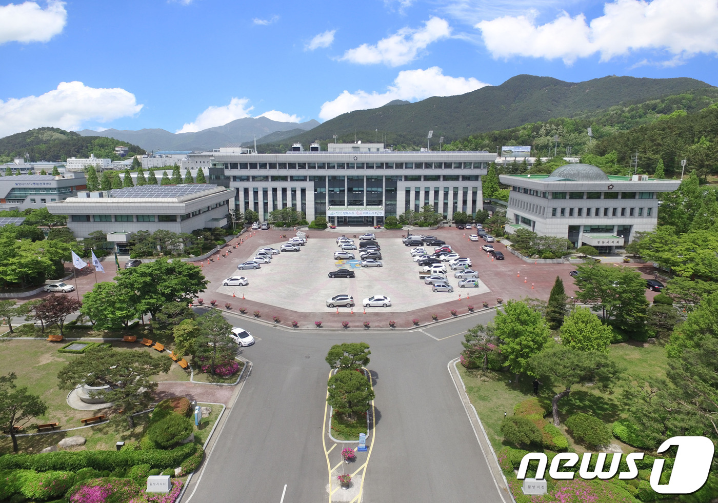 밀양시청 광장, 콘크리트 걷어내고 친환경 그린광장으로 탈바꿈