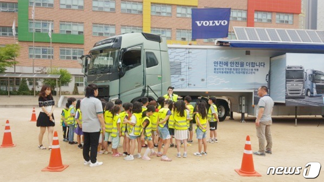 도로교통공단·볼보트럭코리아, 송명초 교통안전교육