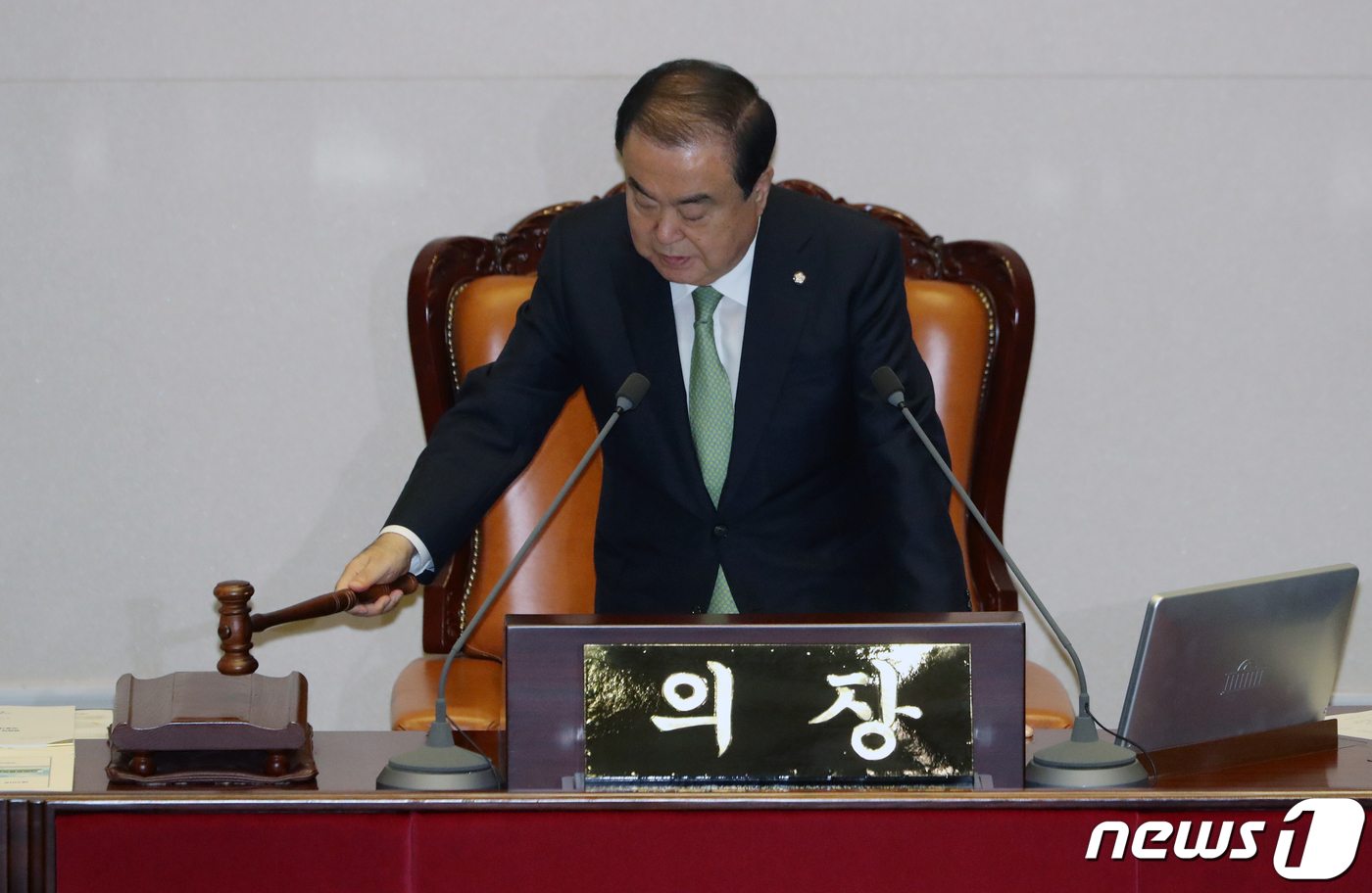 본회의 개회하는 문희상 국회의장