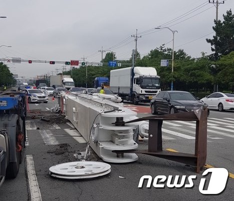 부산 녹산공단 도로서 트레일러 크레인붐 추락…주변 차량 파손