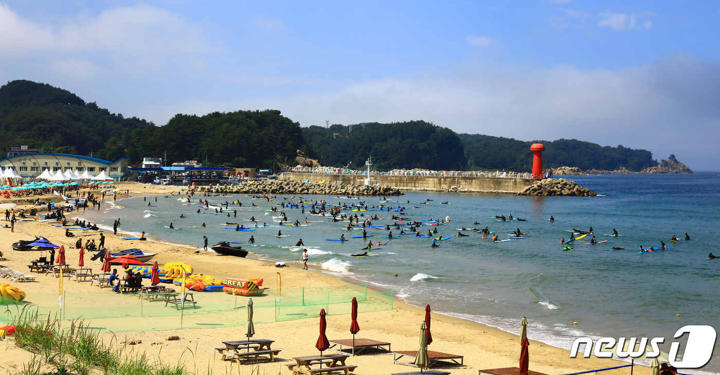 서퍼 가득한 양양기사문해수욕장
