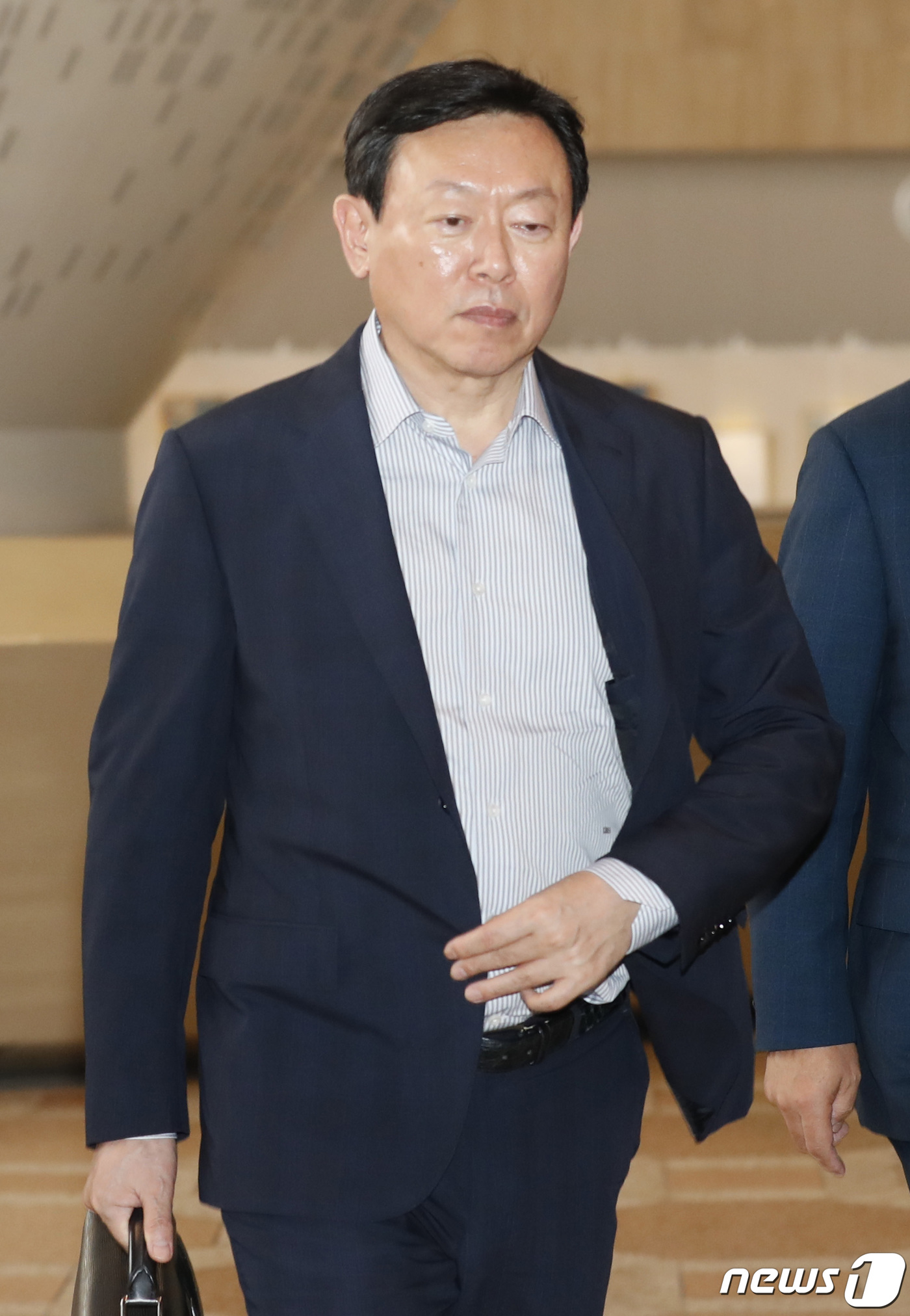 굳은 표정으로 출국하는 신동빈 롯데그룹 회장