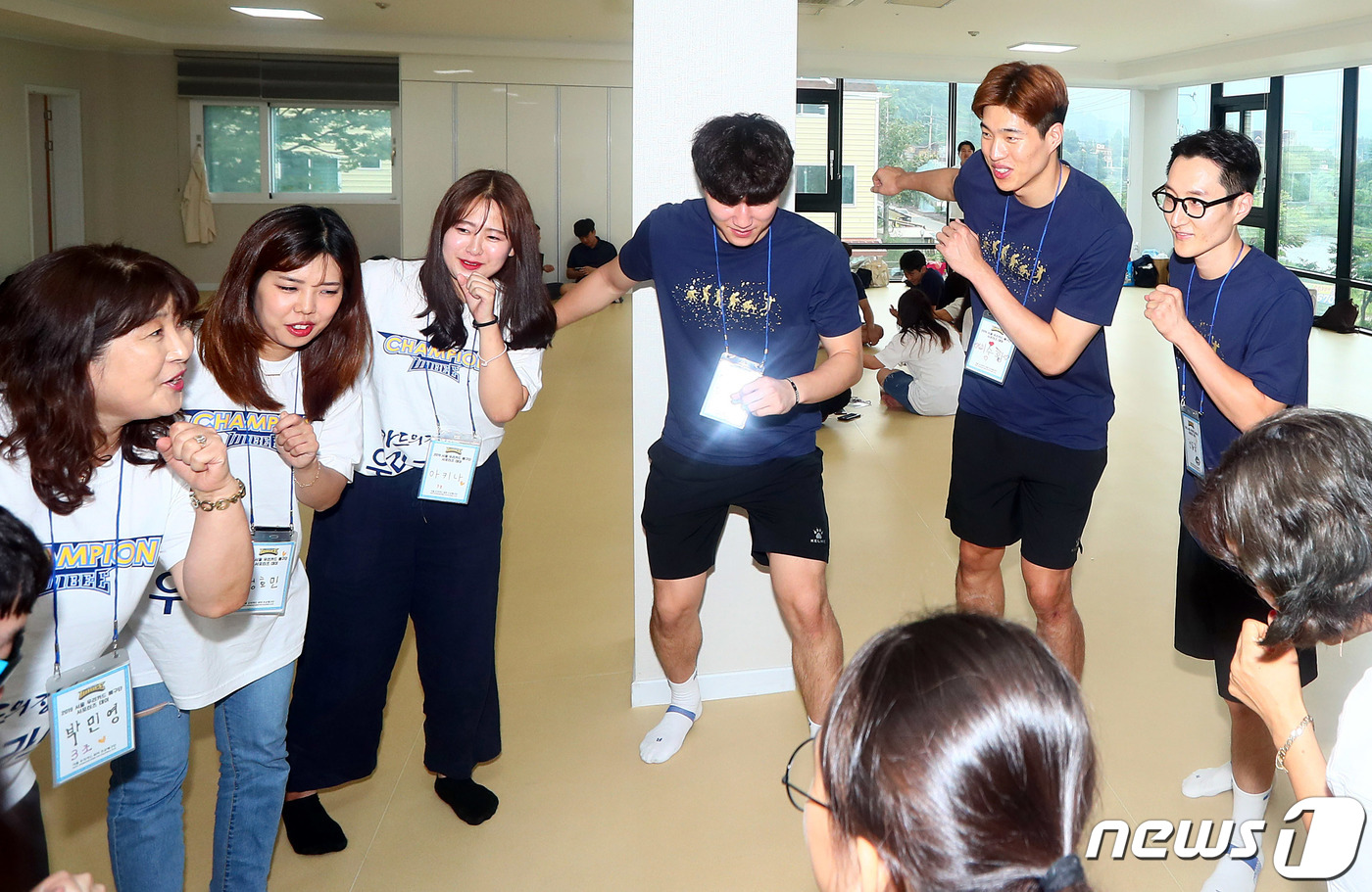 우리카드 배구단 팬들과 하나되어