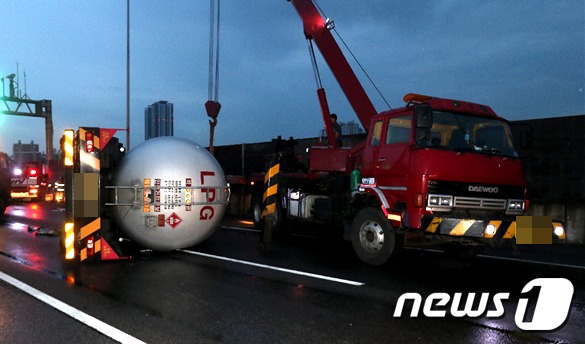 서울외곽순환도로서 LPG 실은 25톤 트럭 화재…출근길 체증 