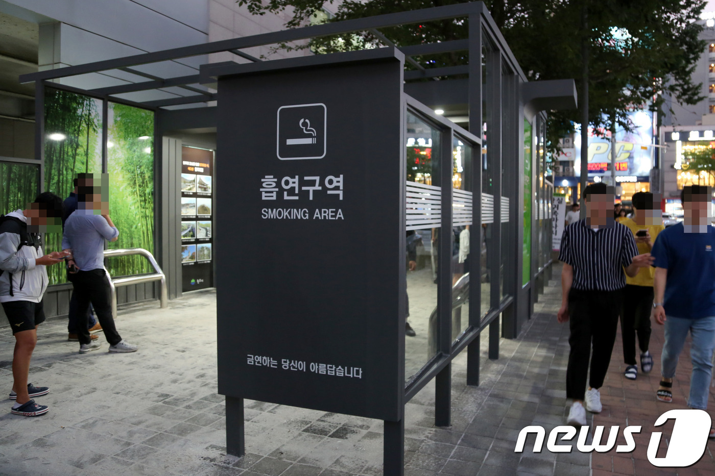 [르포]이럴거면 왜 설치…뻥뚫린 원주 흡연부스 시민들 불만