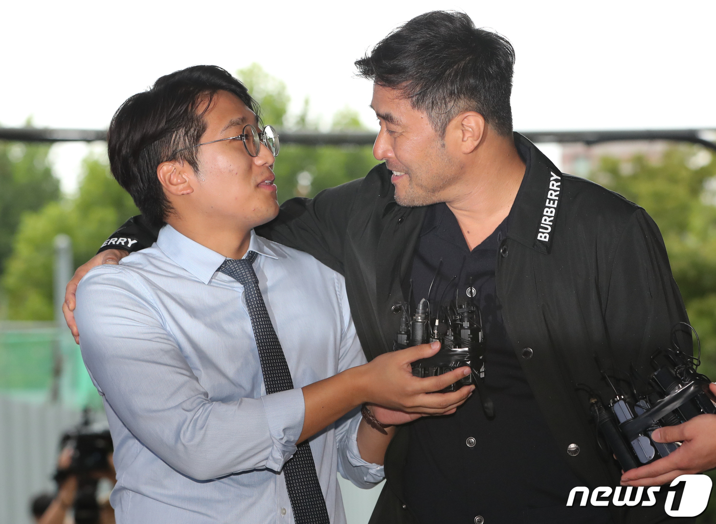 최민수 어깨동무