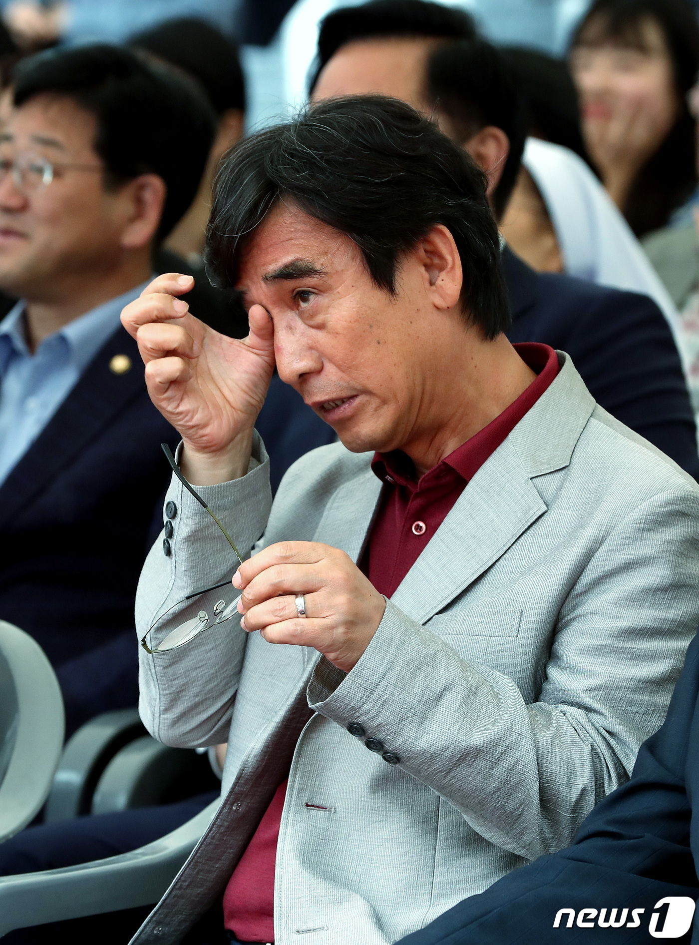눈가 훔치는 유시민 이사장