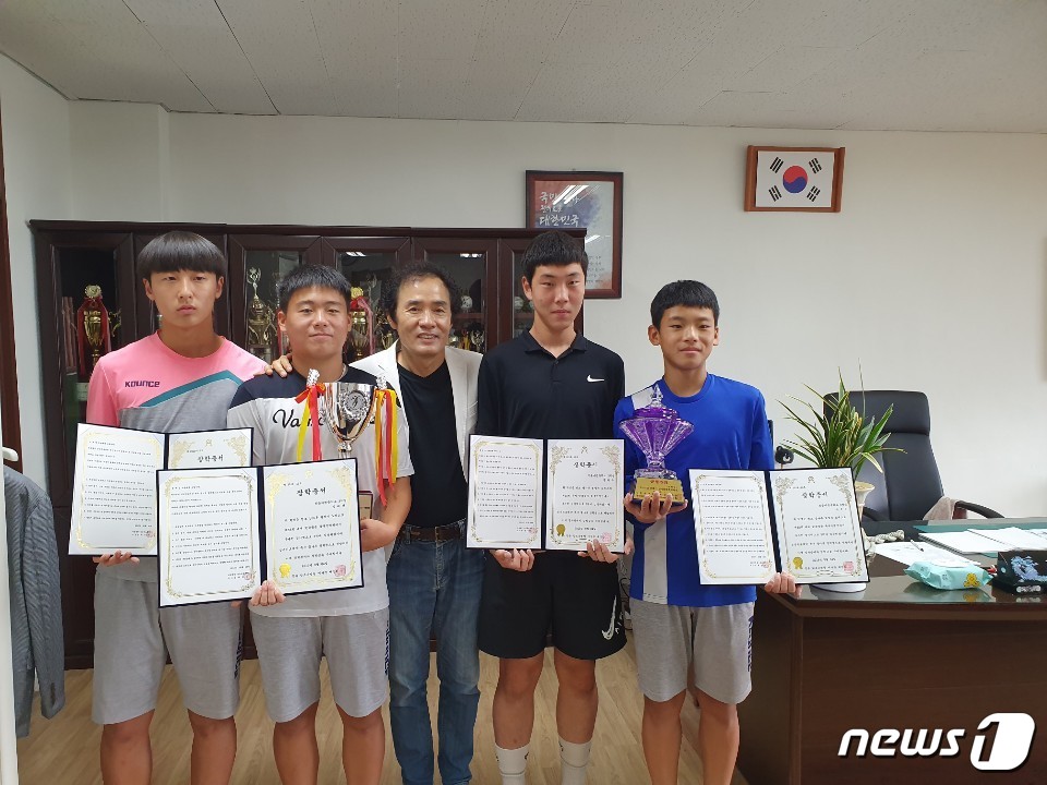 배장환 성은의료재단 이사장, 이평중 축구선수들에 장학금