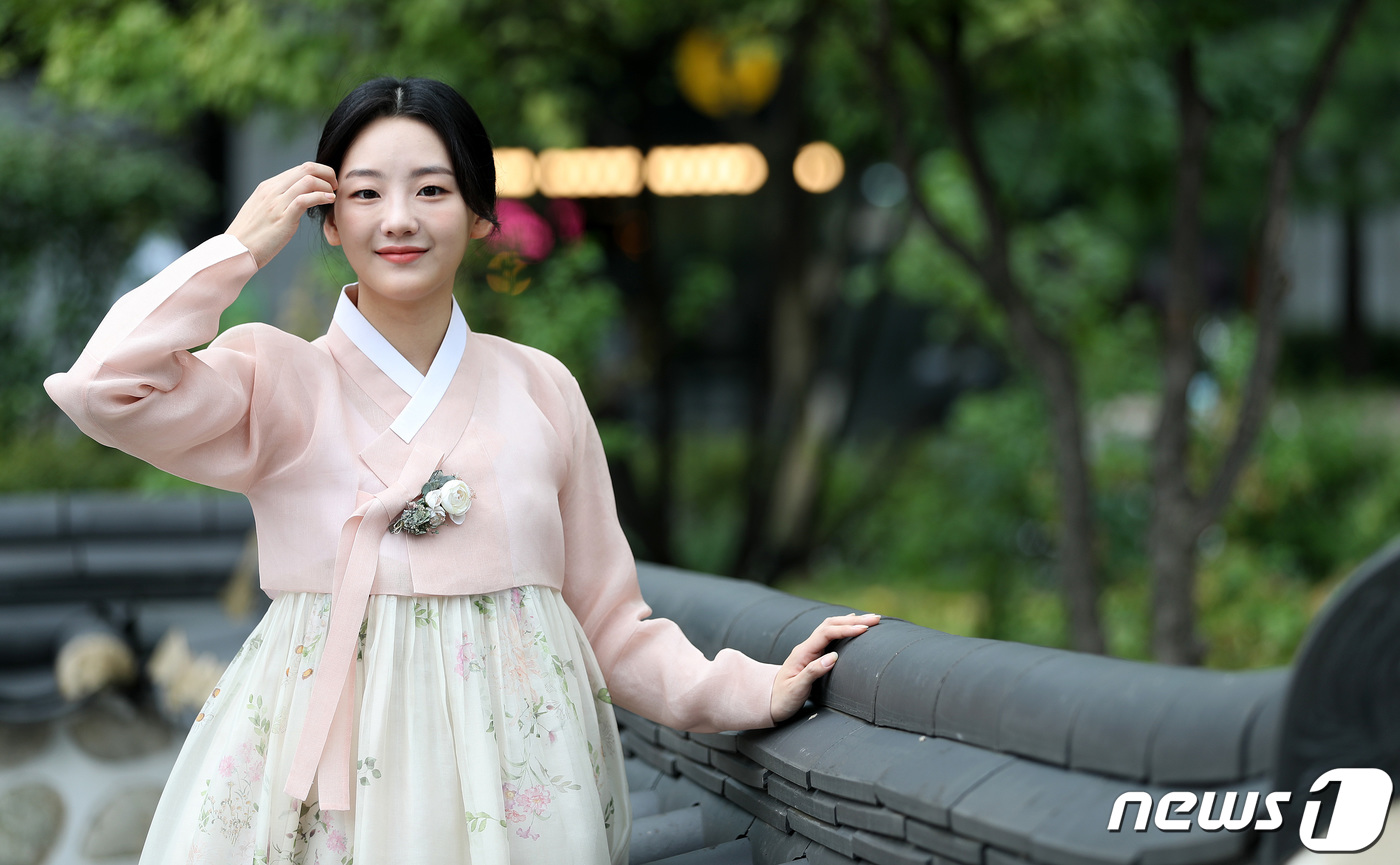 배우 조이현, 청초하고 단아한 한복자태