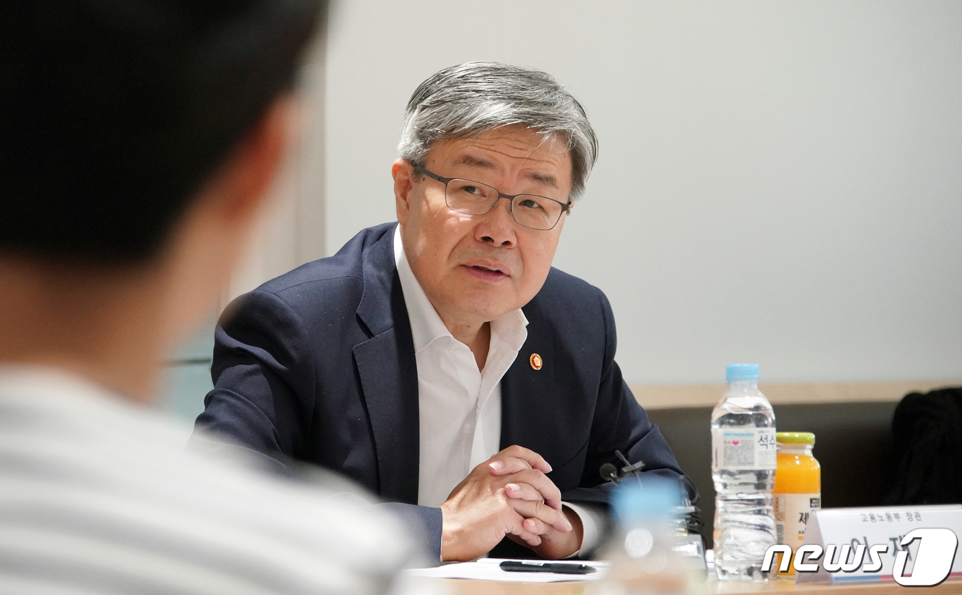 제조업 현장 이야기 듣는 이재갑 장관