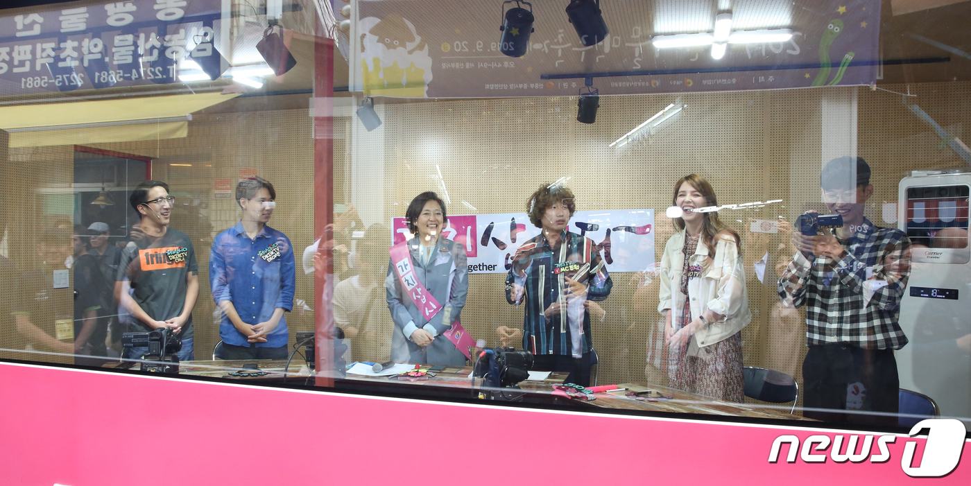 박영선 장관, 전통시장 1인 미디어 오픈 스튜디오 방문