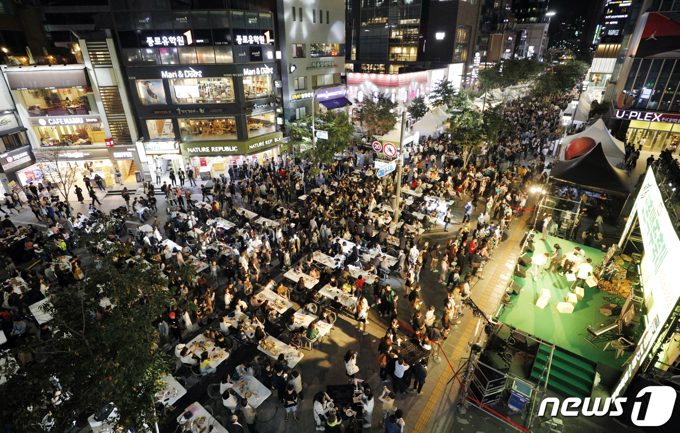 신촌 연세로에서 맥주축제 개막
