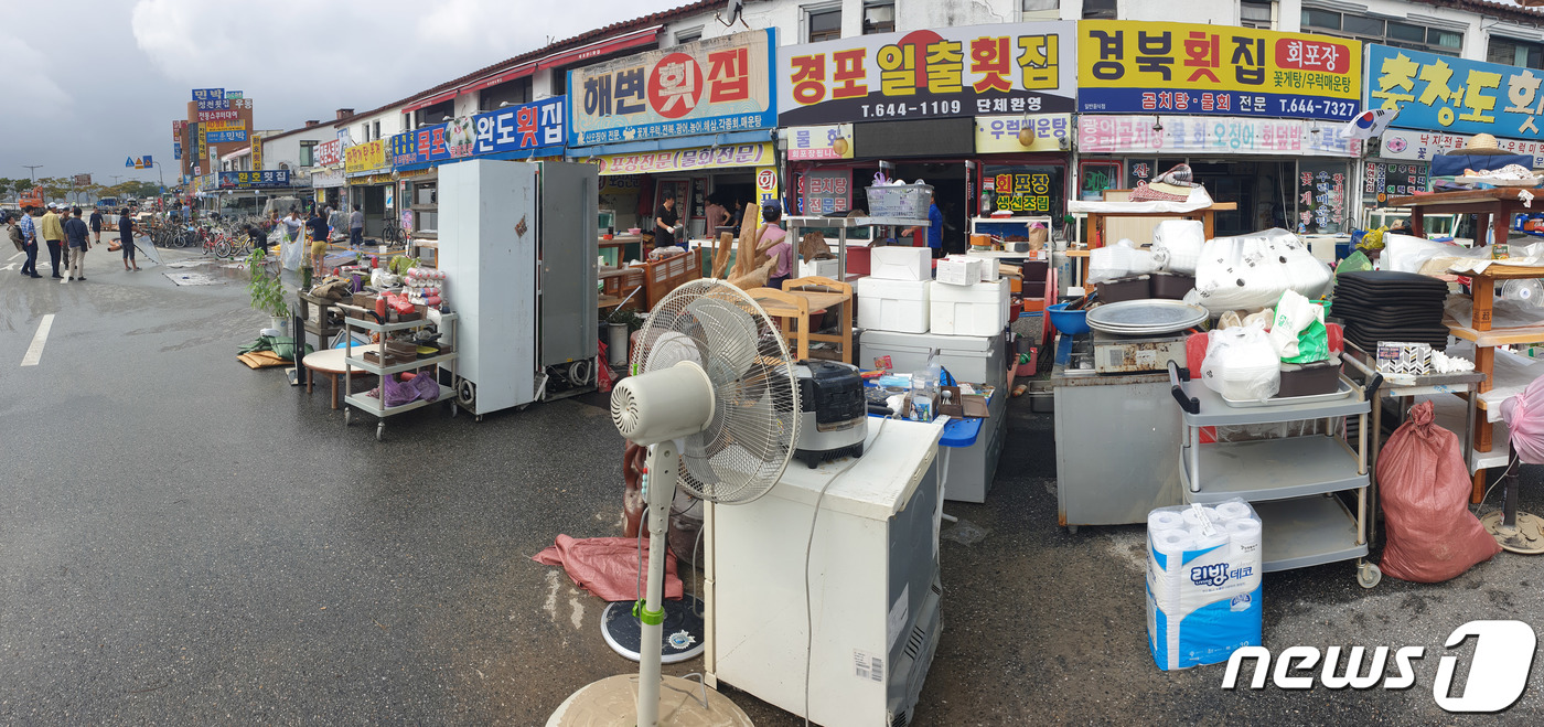침수된 강릉 경포, 복구작업 시작