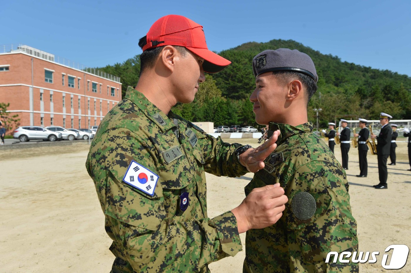 해군 특수전 자격휘장 받는 수료생
