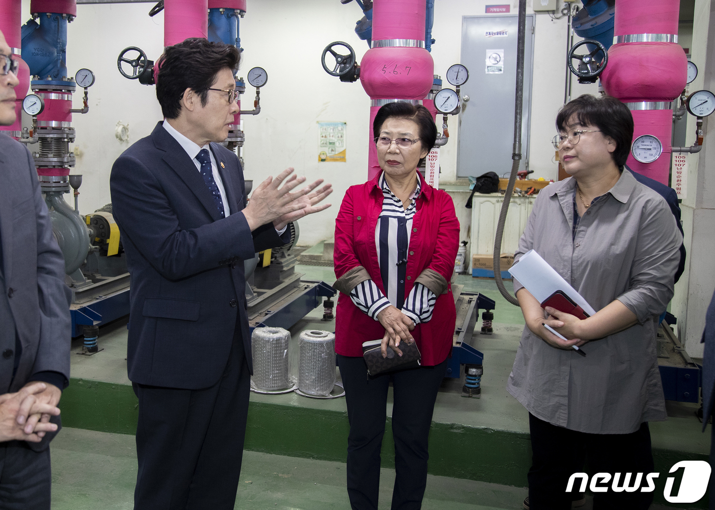 친환경 보일러 시설 살펴보는 조명래 장관