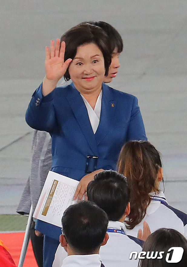 손 흔드는 김정숙 여사
