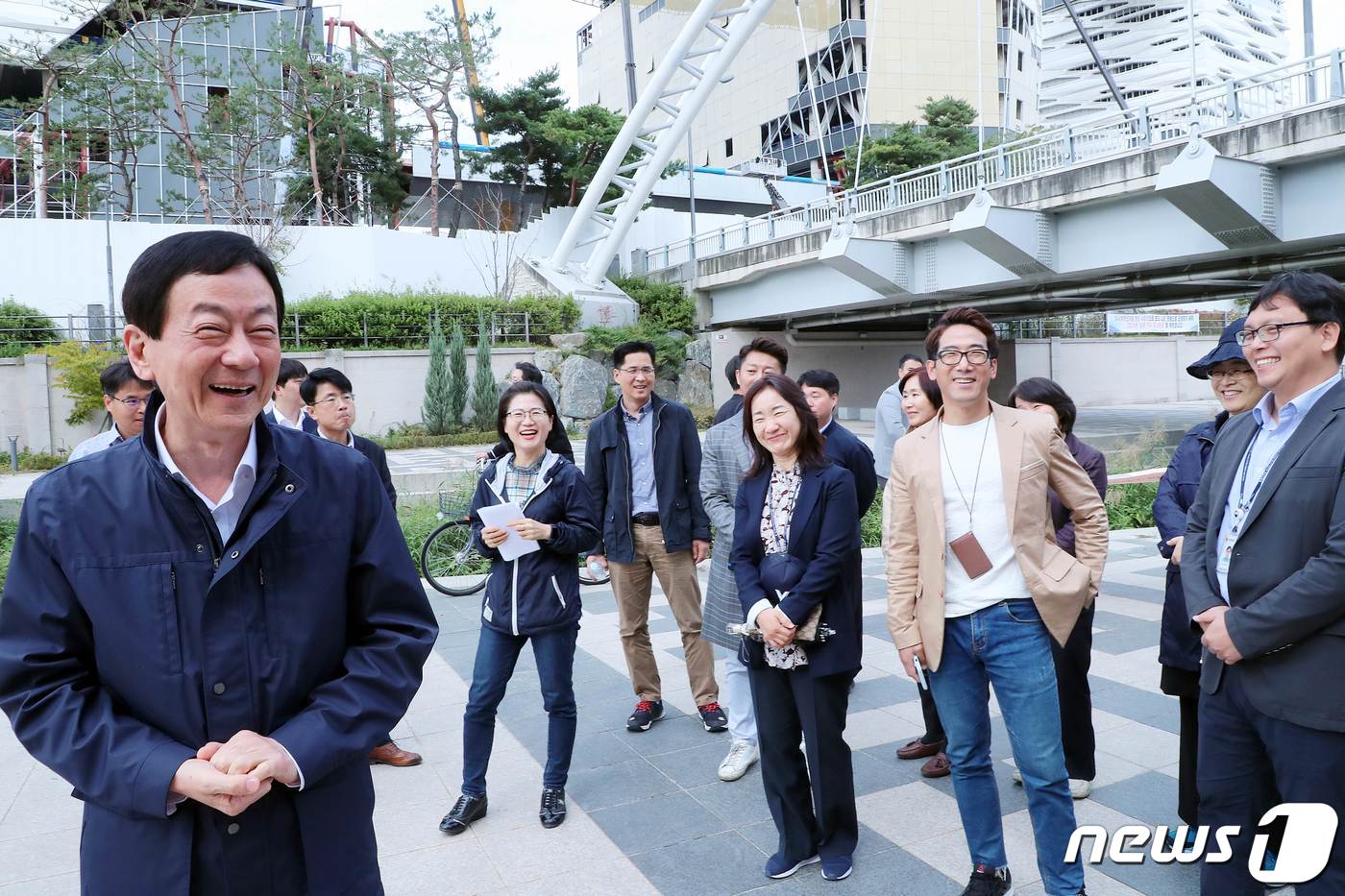직원들과 대화하며 걷는 진영 장관