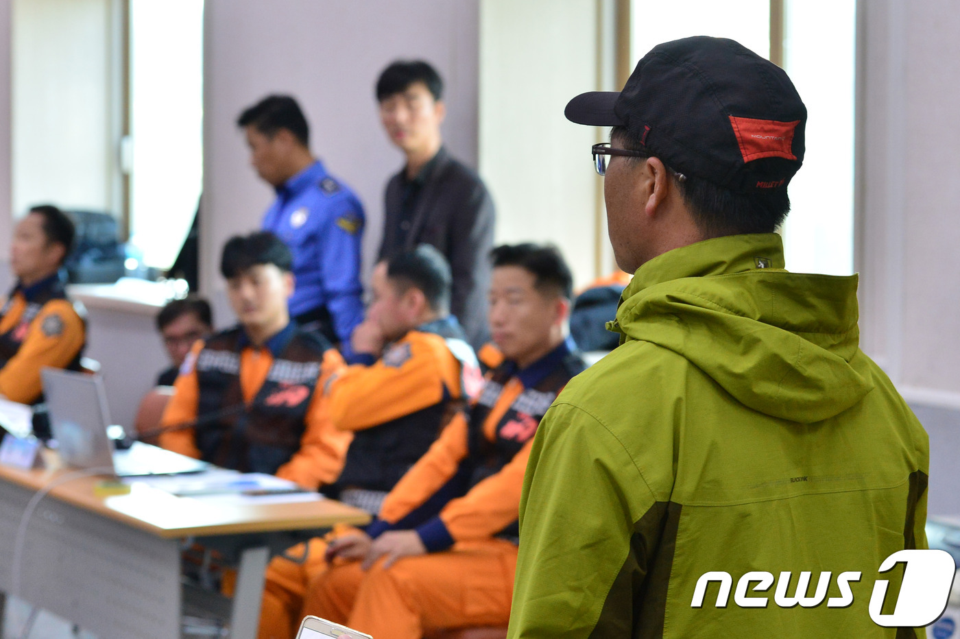 추락 헬기 실종자 가족 모든 장비 인력 다 동원해 달라 눈물 호소