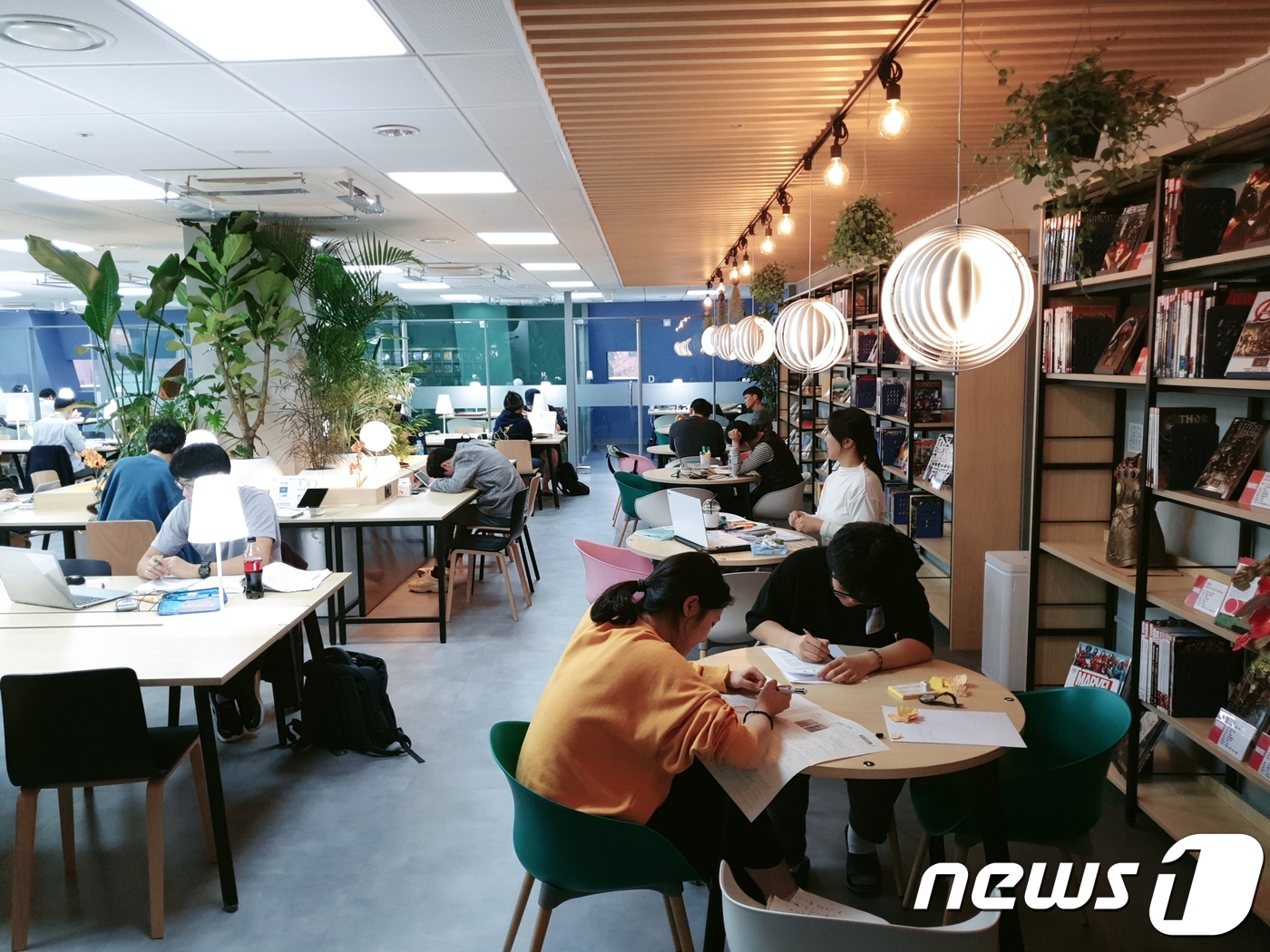 독서실 칸막이 걷고 카페형 문화살롱으로…도서관의 변신