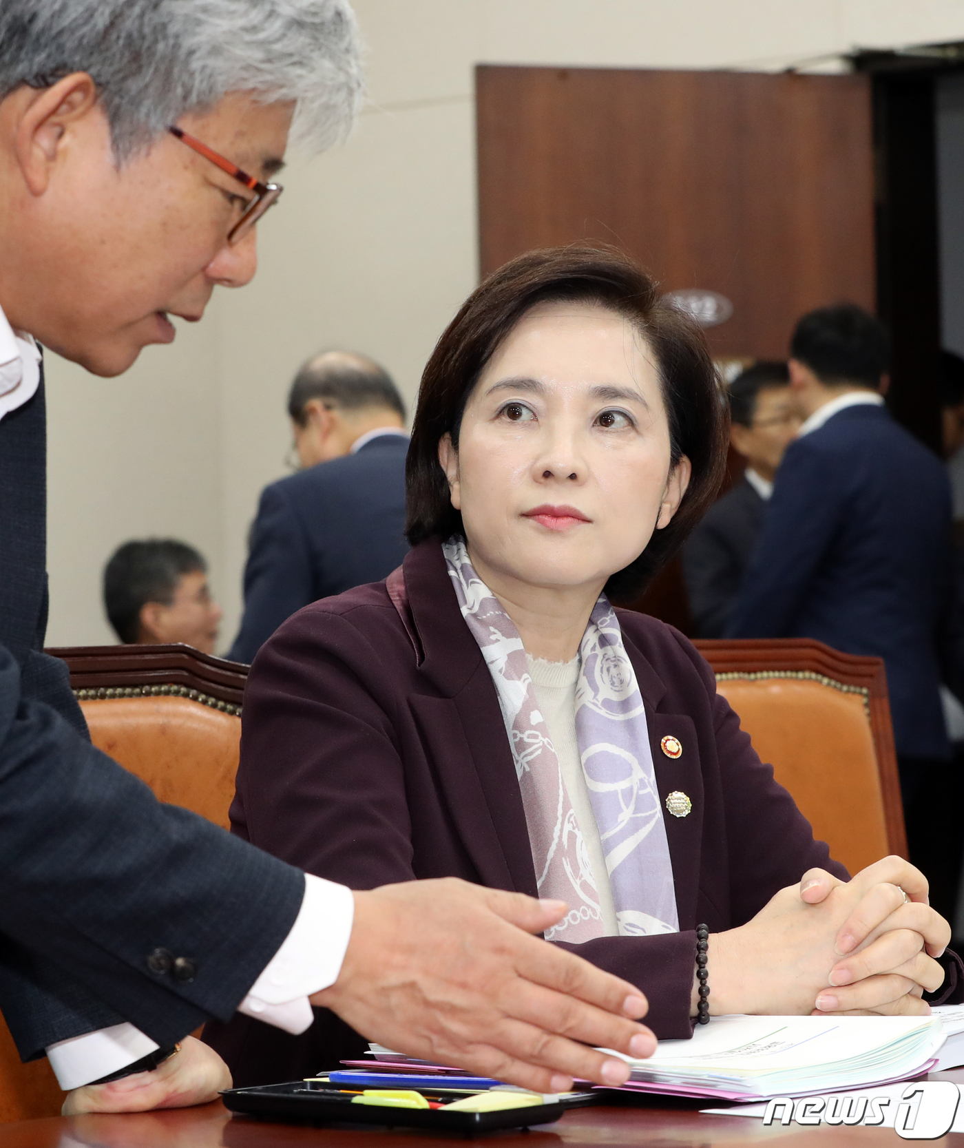 직원과 대화하는 유은혜 부총리