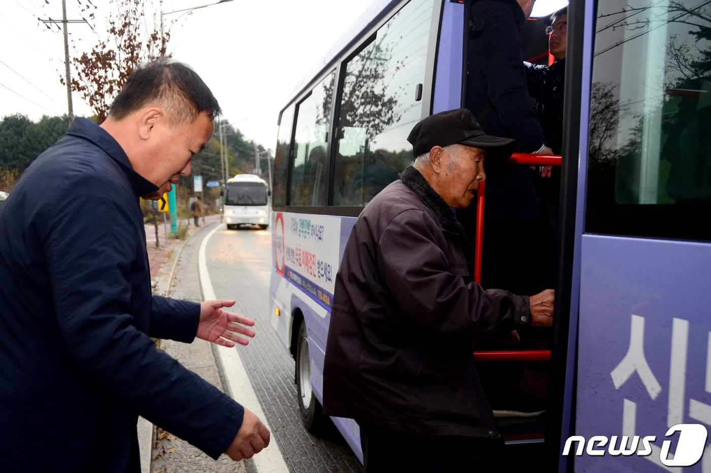 시민과 마을버스에 오르는 이재수 춘천시장