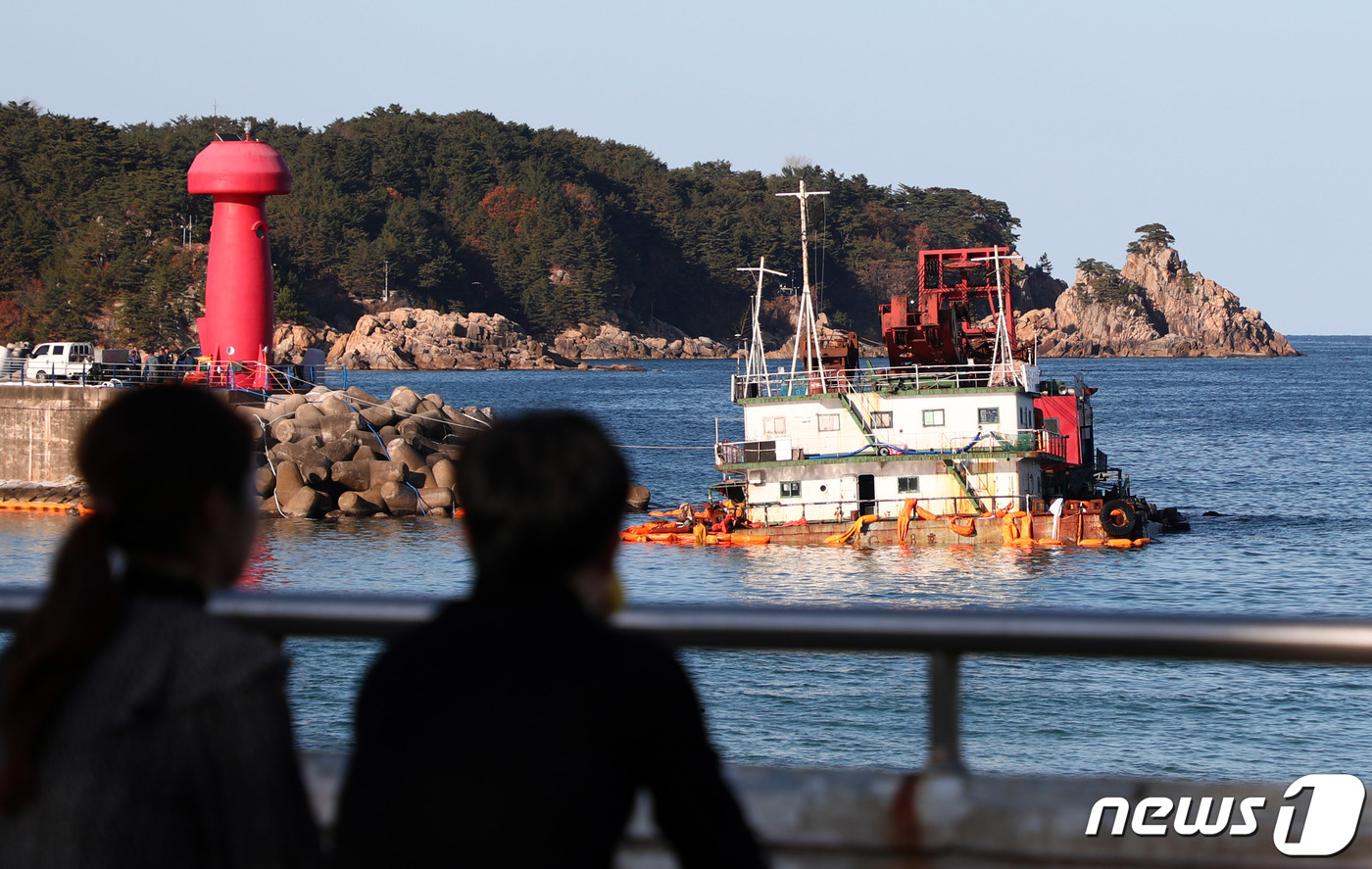 서퍼 가득했던 양양 기사문 바지선 침수로 썰렁