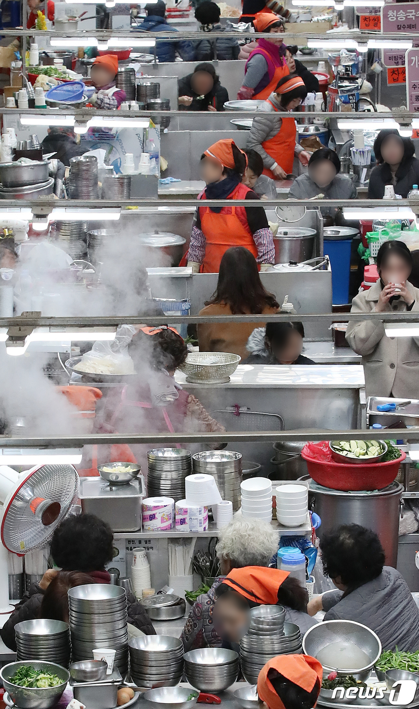 한파에 대구 서문시장 명물 칼국수 인기
