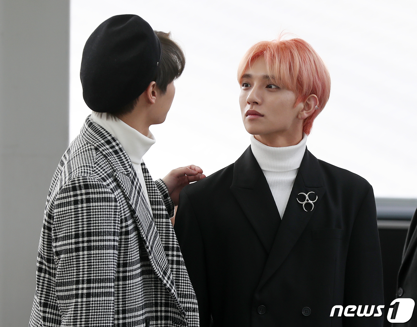 세븐틴 조슈아, 준과 눈빛으로 대화 중