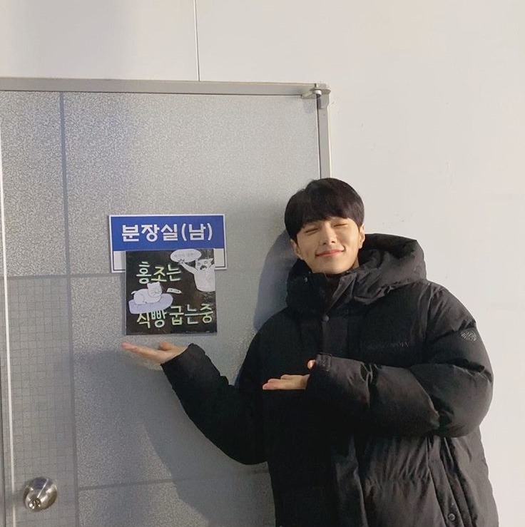식빵 굽는 중 김명수, 어서와 촬영 돌입