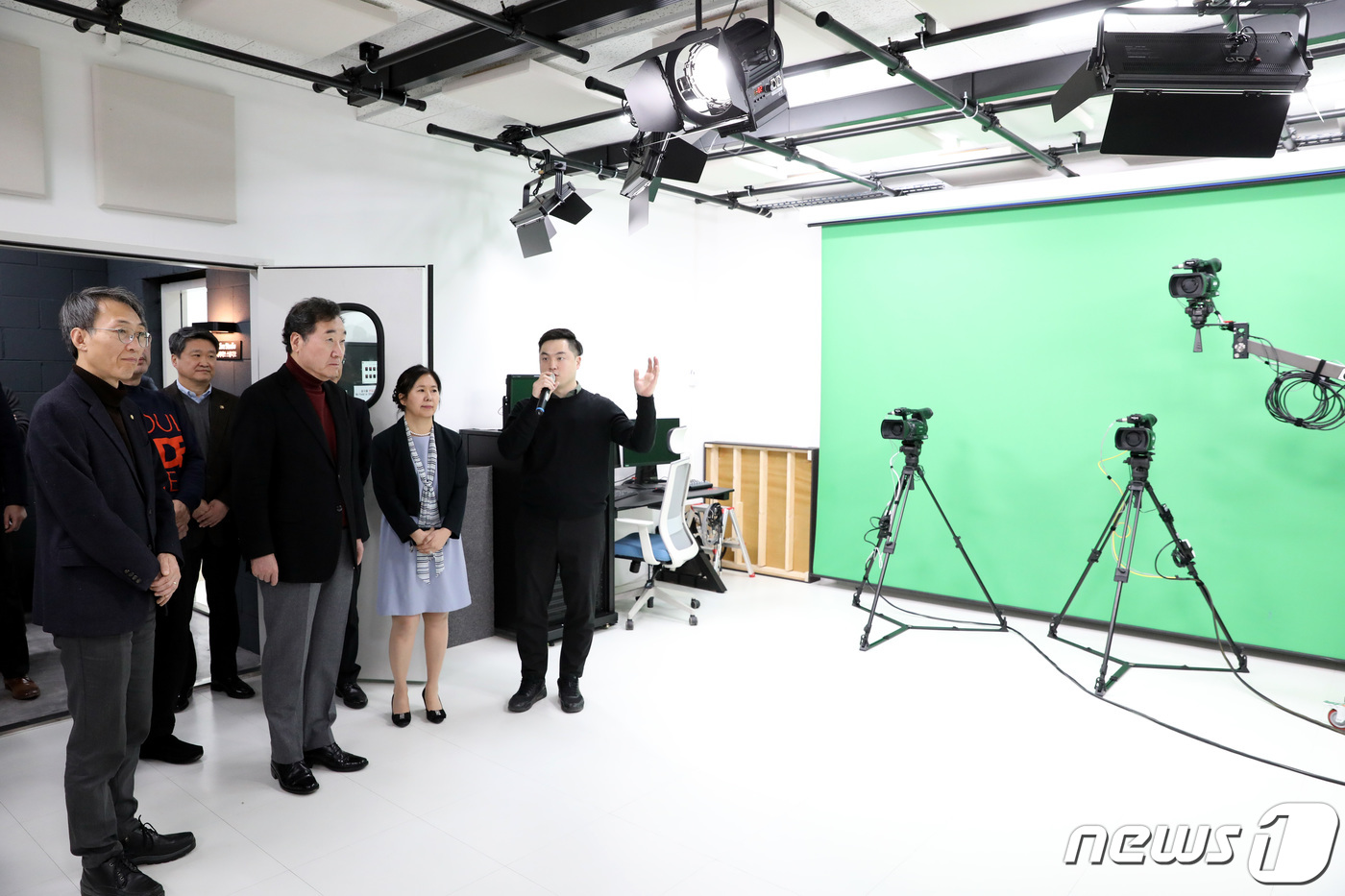 크리에이티브 지원 스튜디오 찾은 이낙연 총리