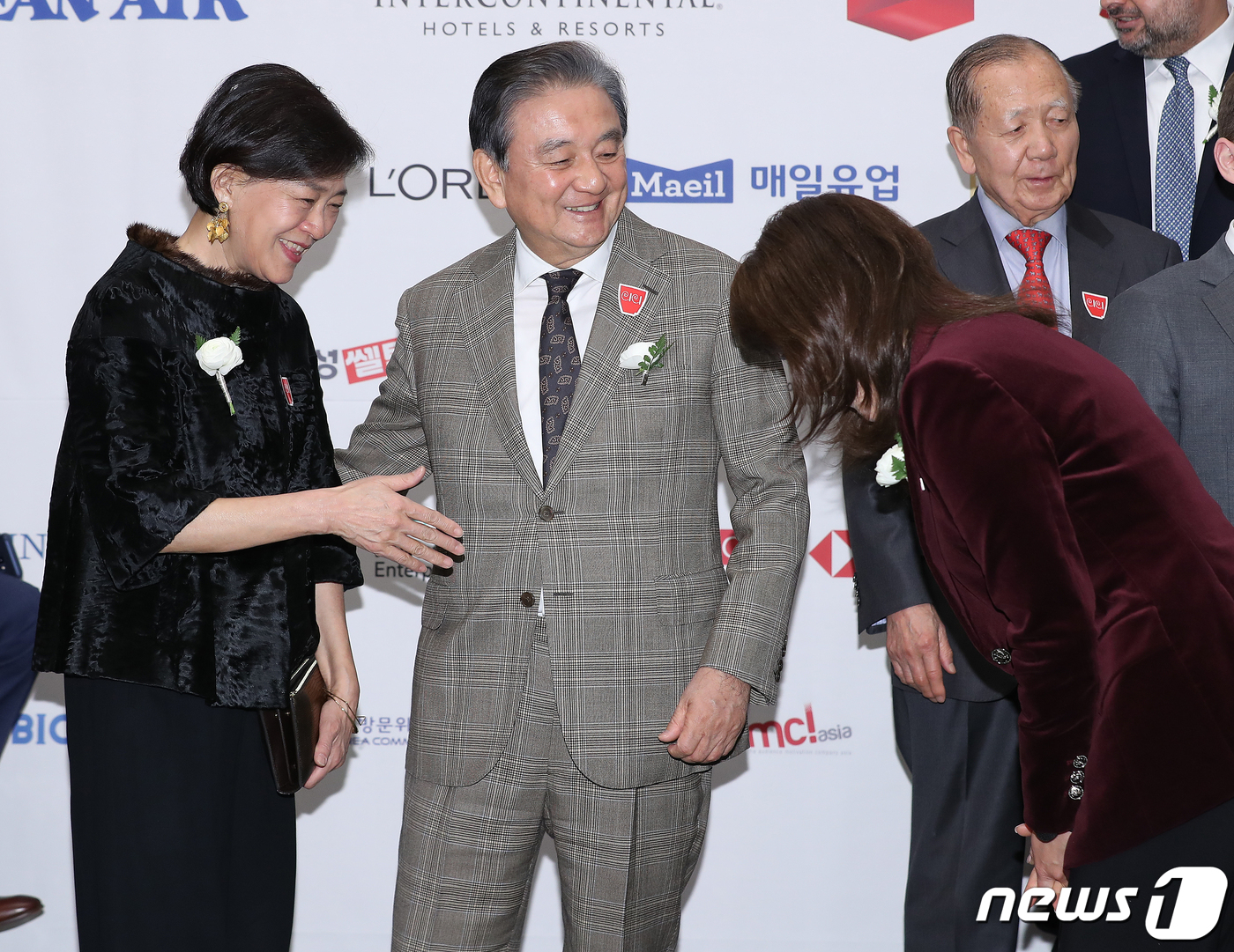 시상식 참석한 홍석현 중앙홀딩스 회장 내외