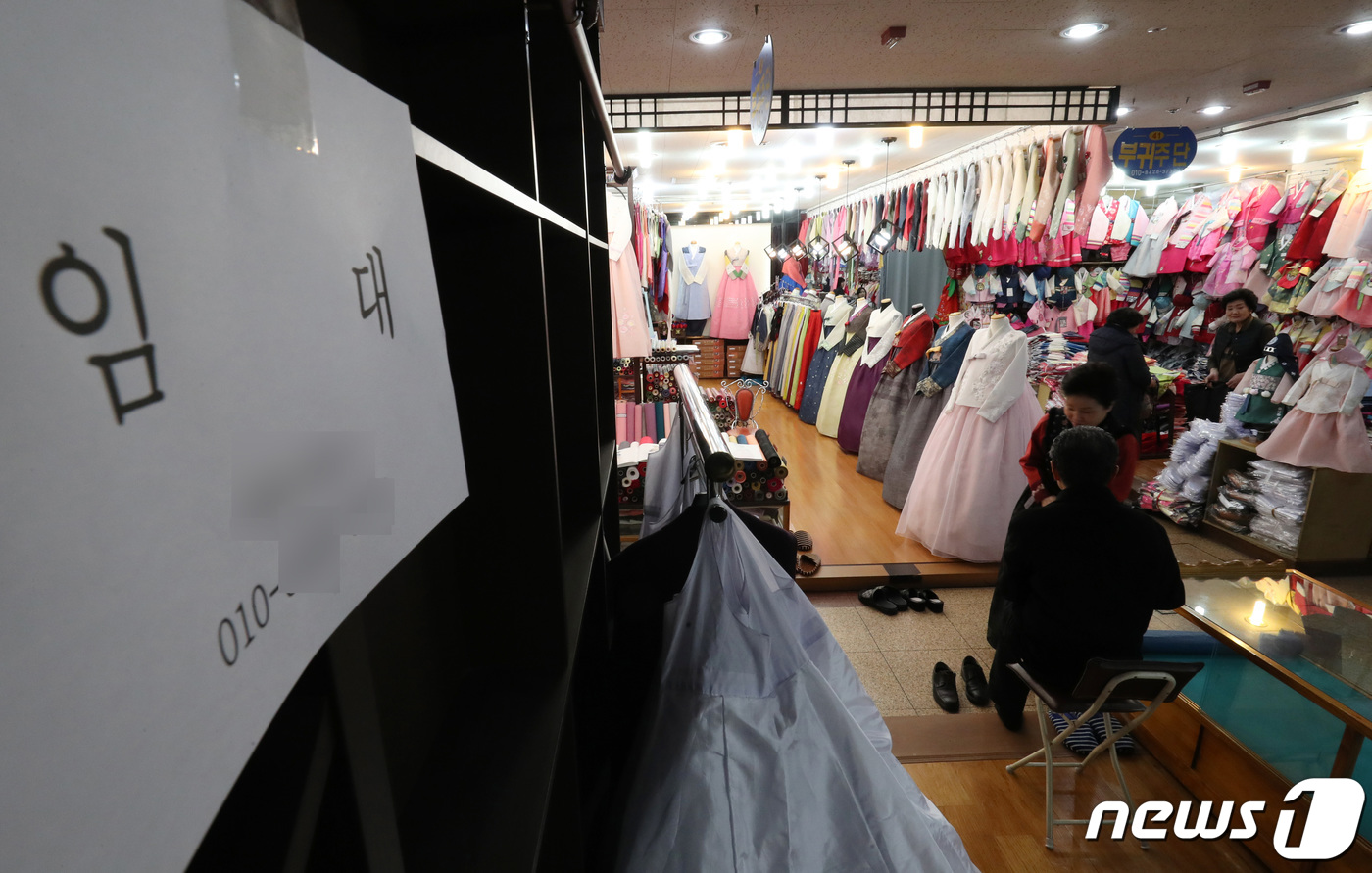 설날에도 한복 안 입어…대전 중앙시장 한복거리 한숨