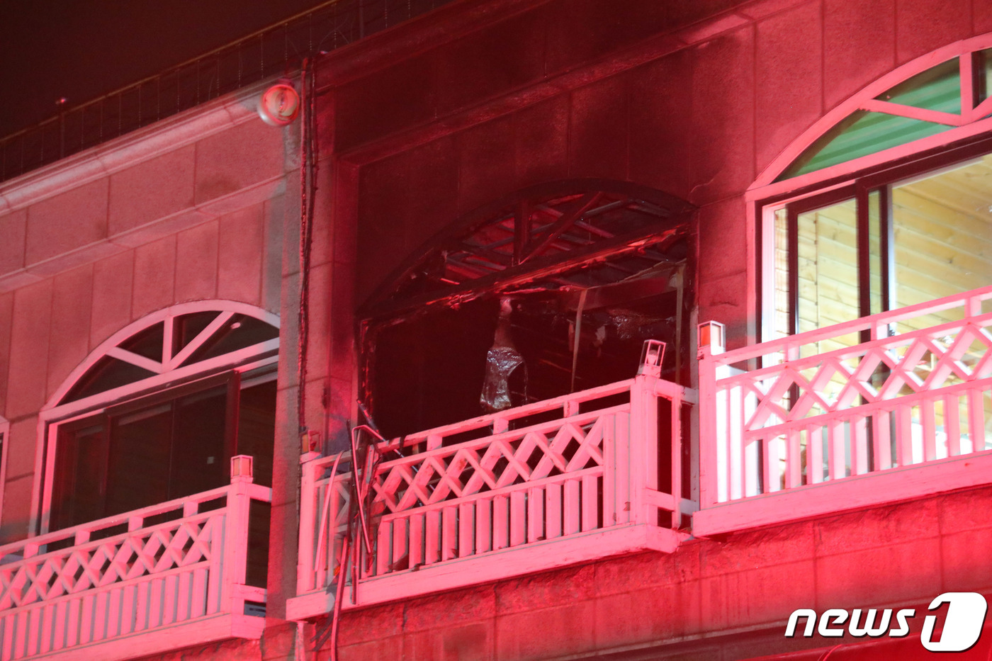 불빛 ‘번쩍’ 두 번 폭발…설날 동해 펜션서 일가족 7명 날벼락