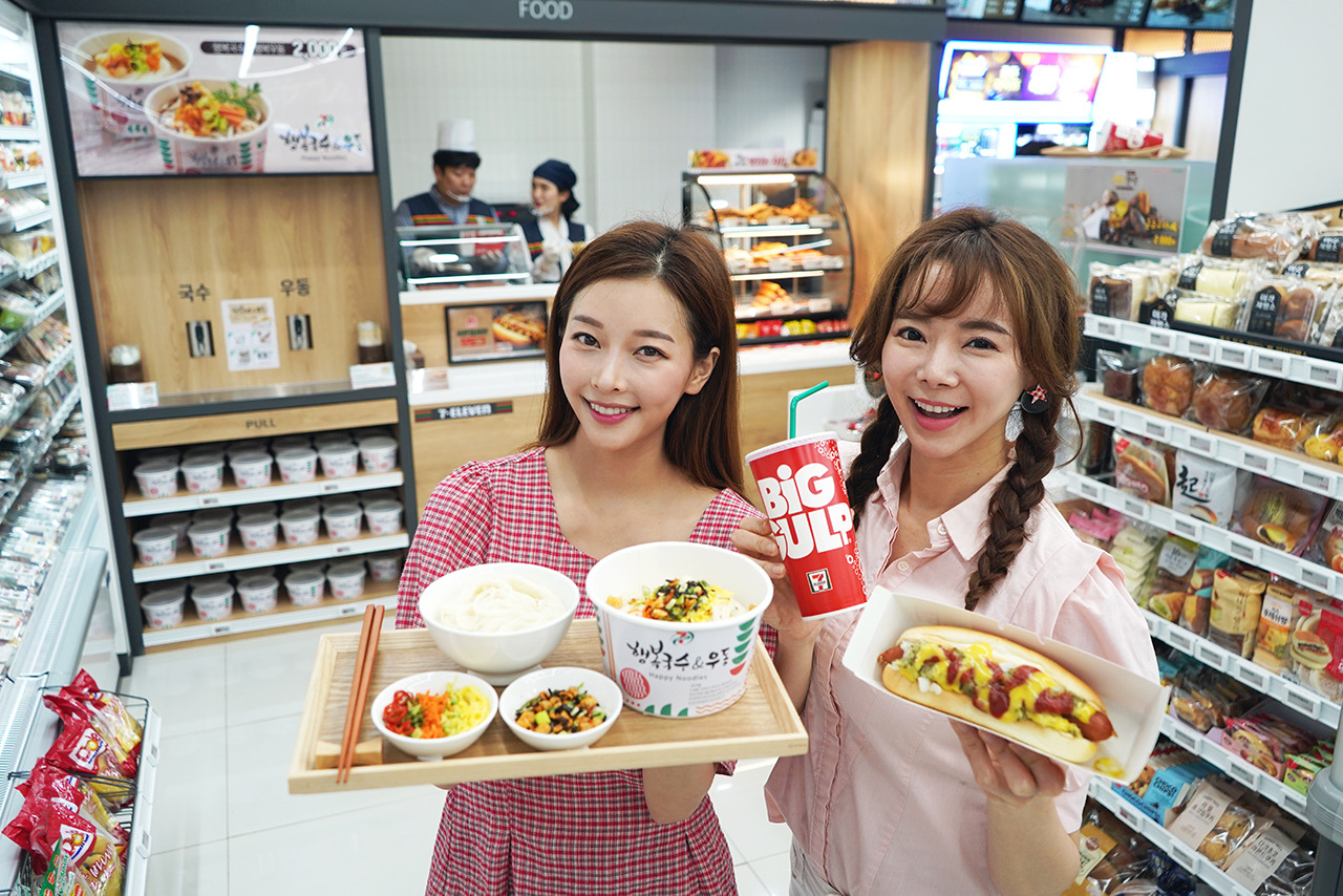 편의점서 즉석우동·국수 팔았더니…손님 늘고 더 많이 남네