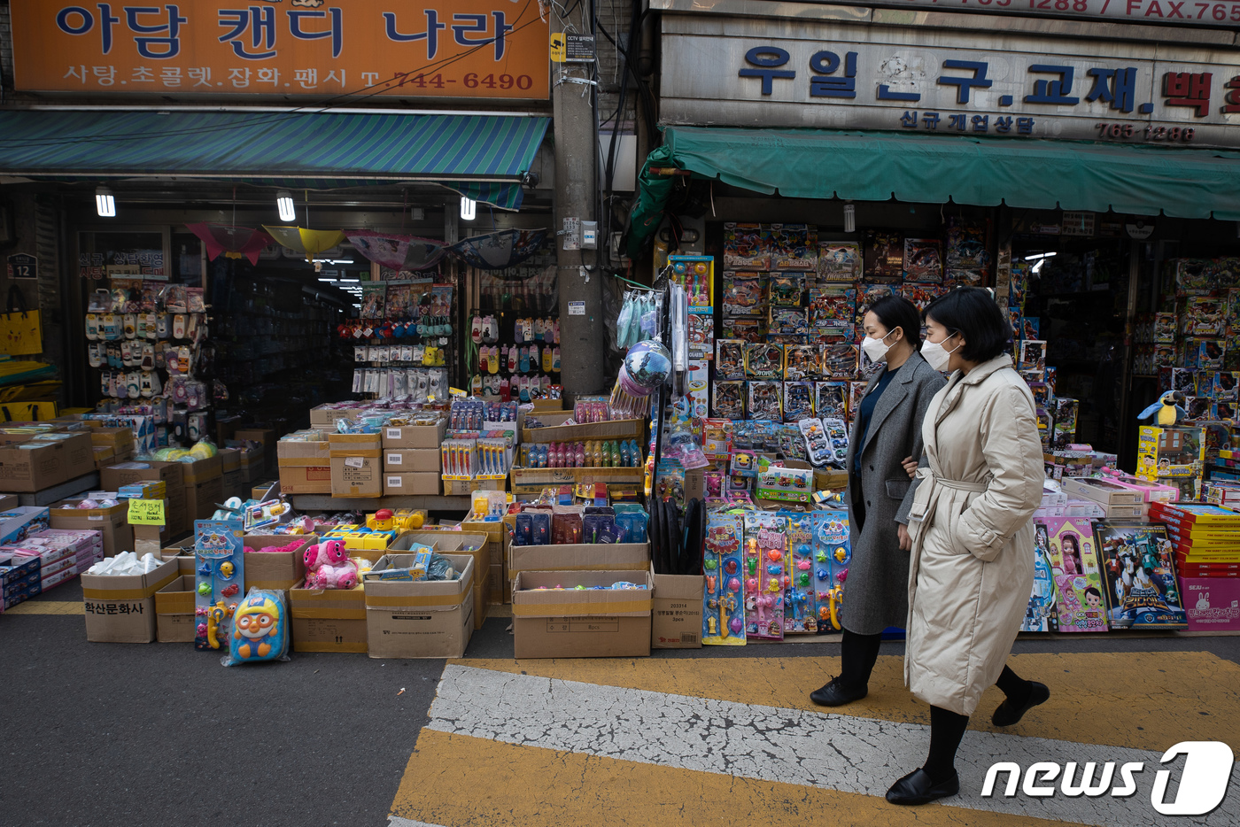 썰렁한 모습 보이는 문구·완구거리
