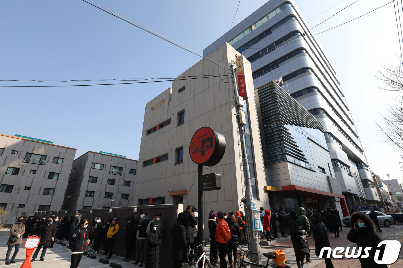 신천지 대구교회 옆 우체국도 마스크 행렬