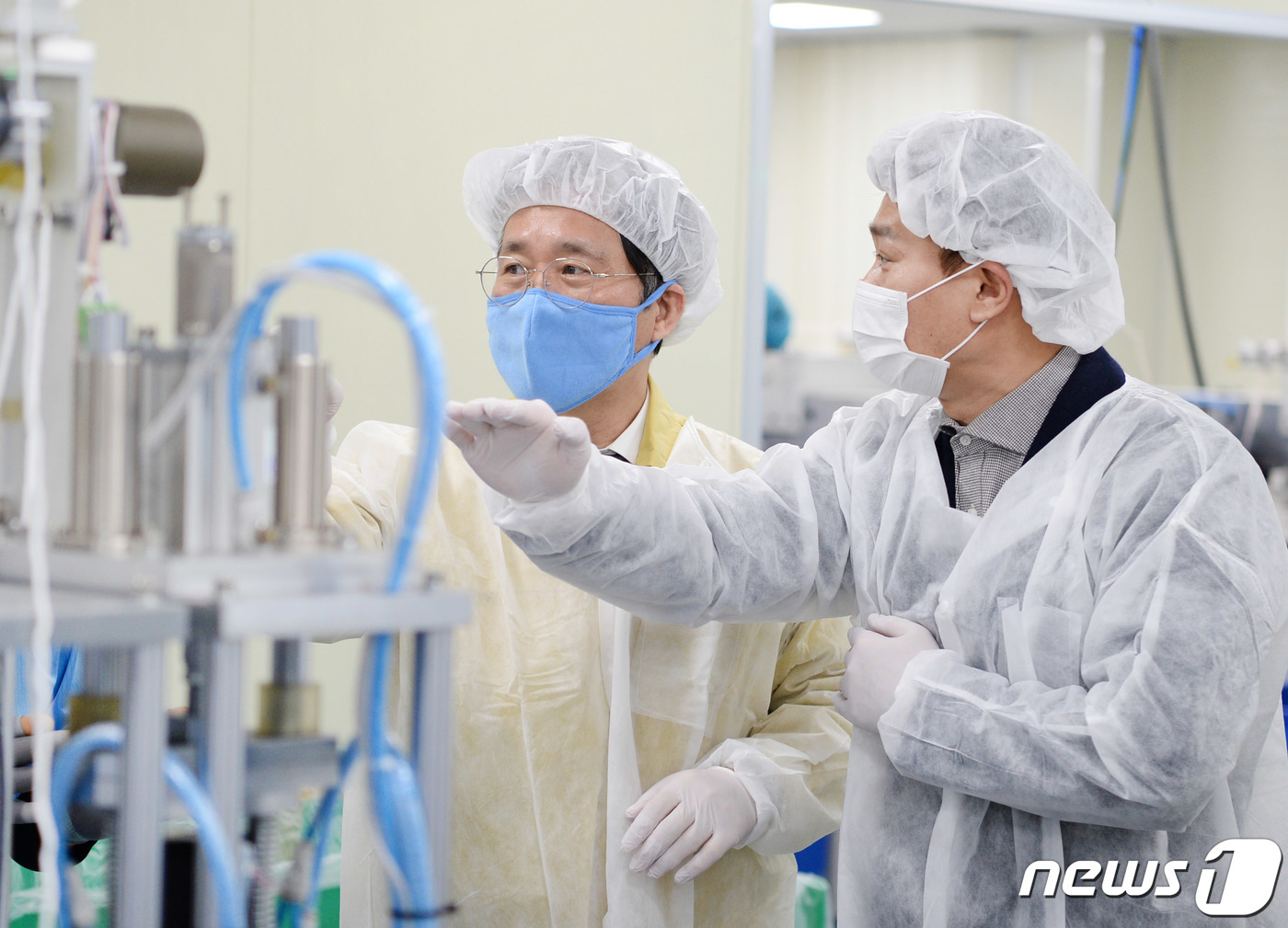 성윤모 장관, 보건용 마스크 생산업체인 아텍스 현장방문