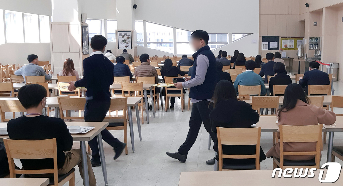해수부 직원 6명 추가 확진, 총 11명…세종청사 내 최다