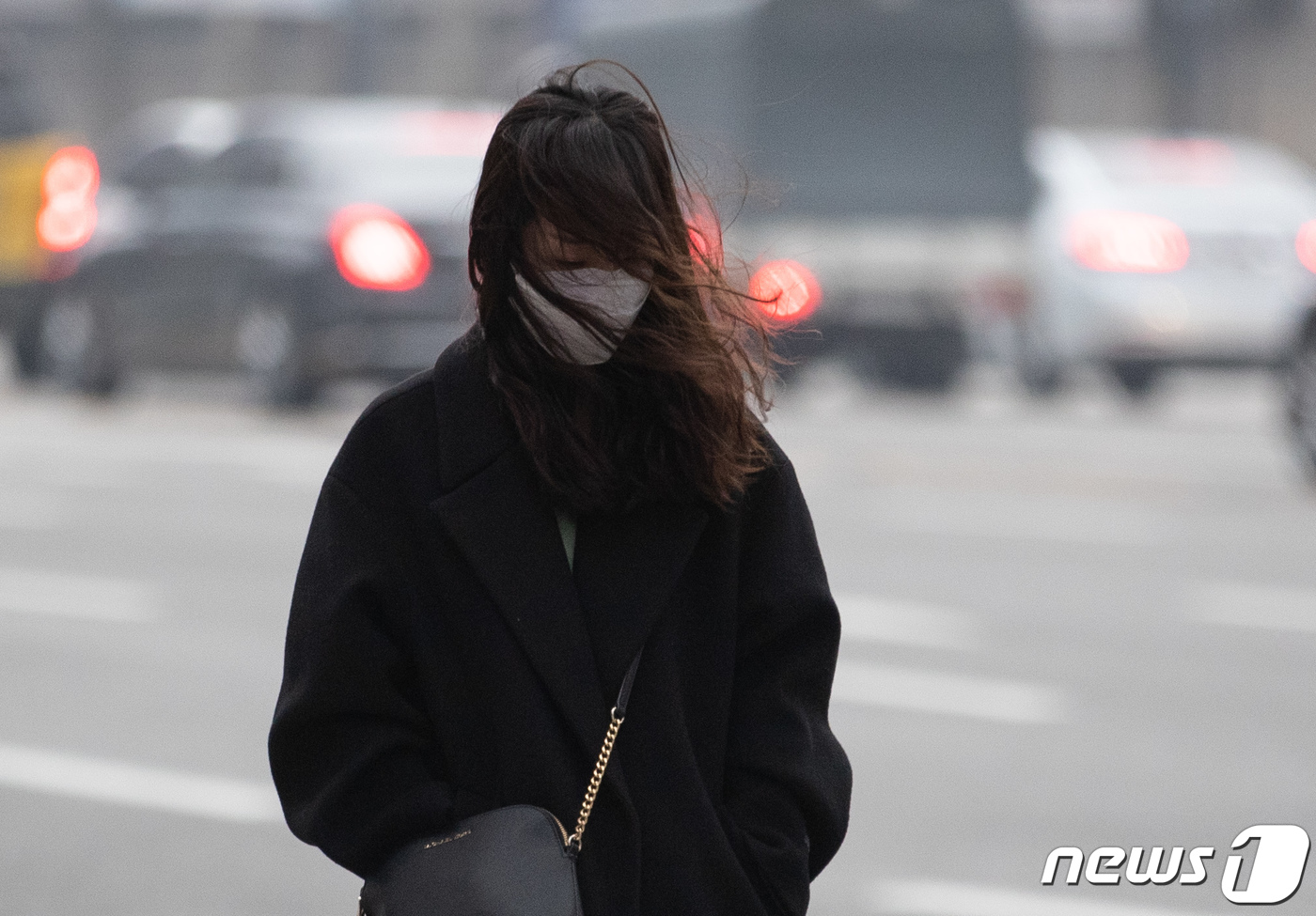 전국에 태풍급 강풍주의보 휘날리는 머리카락