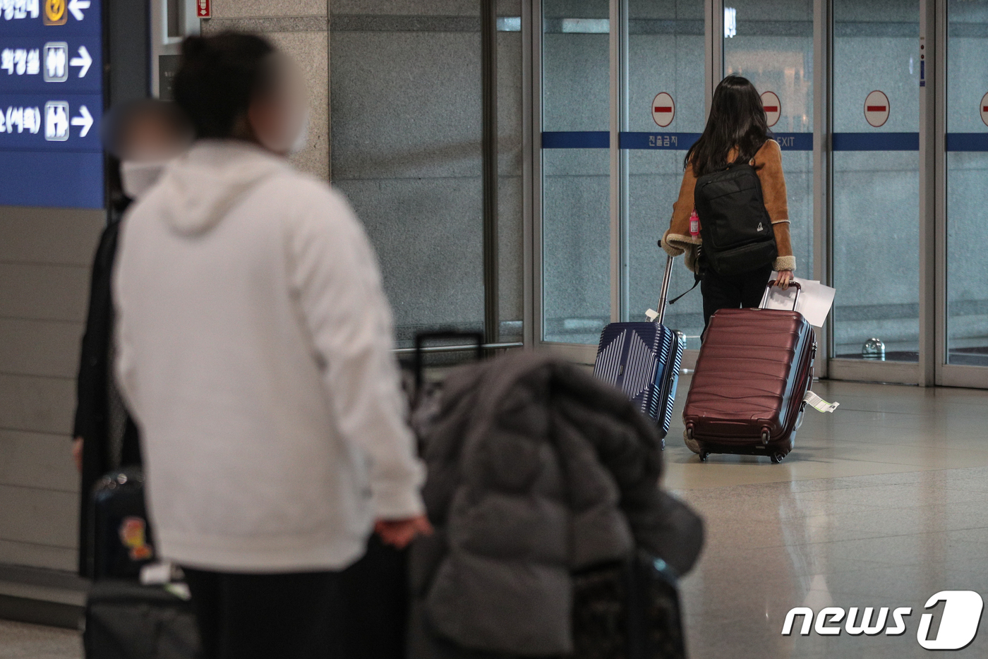 격리통지서 들고 귀가하는 유럽발 귀국 내국인들