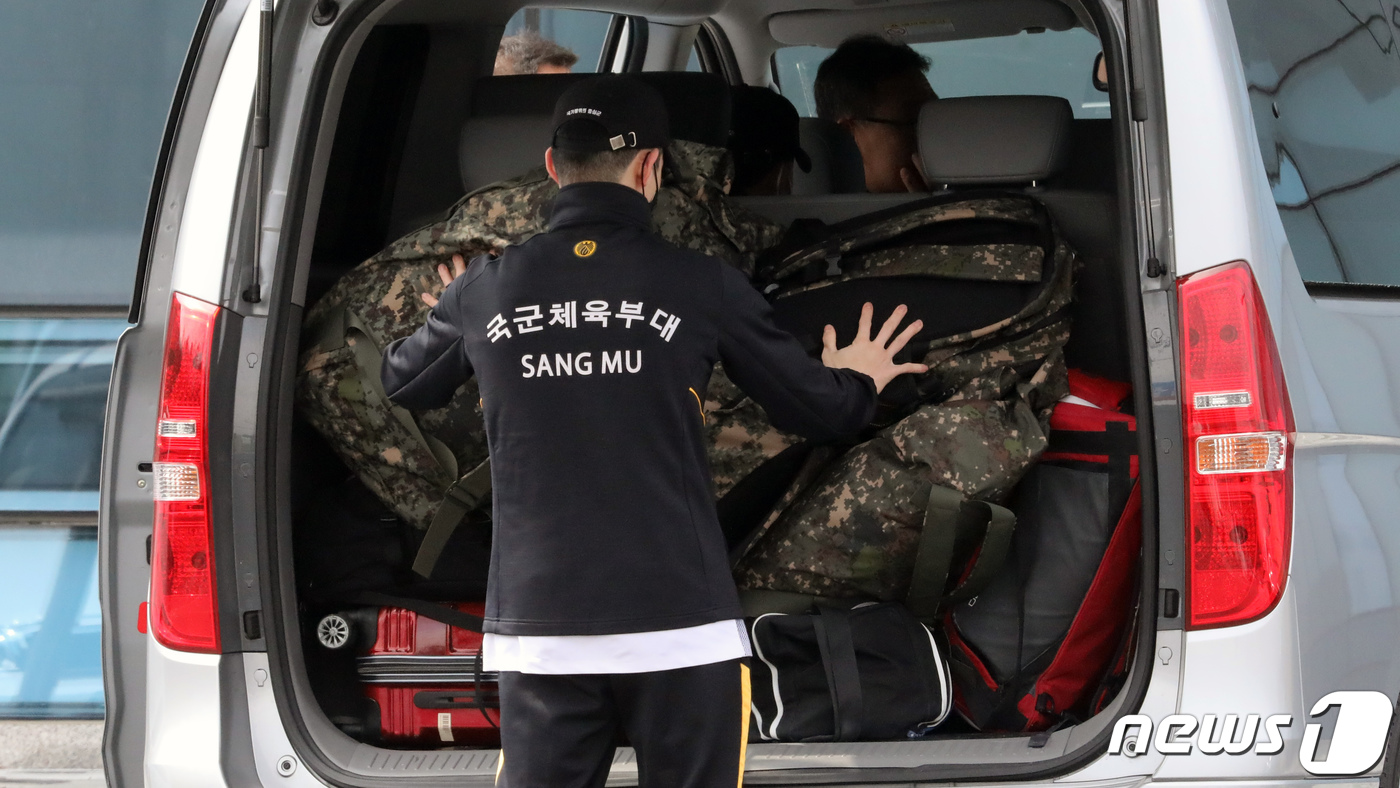 짐 싣는 국가대표 선수