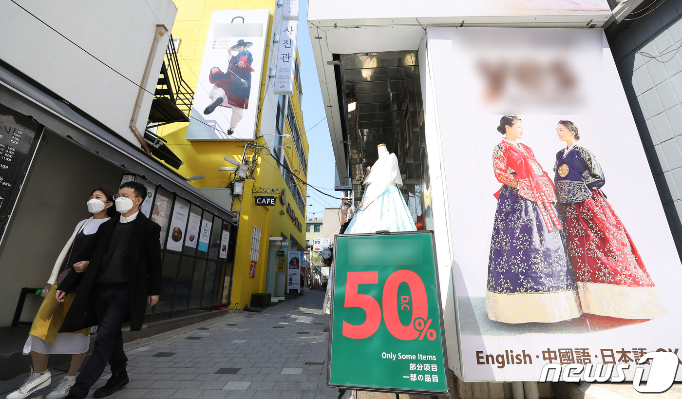 50% 할인에도 불구하고 한산한 한복 대여점
