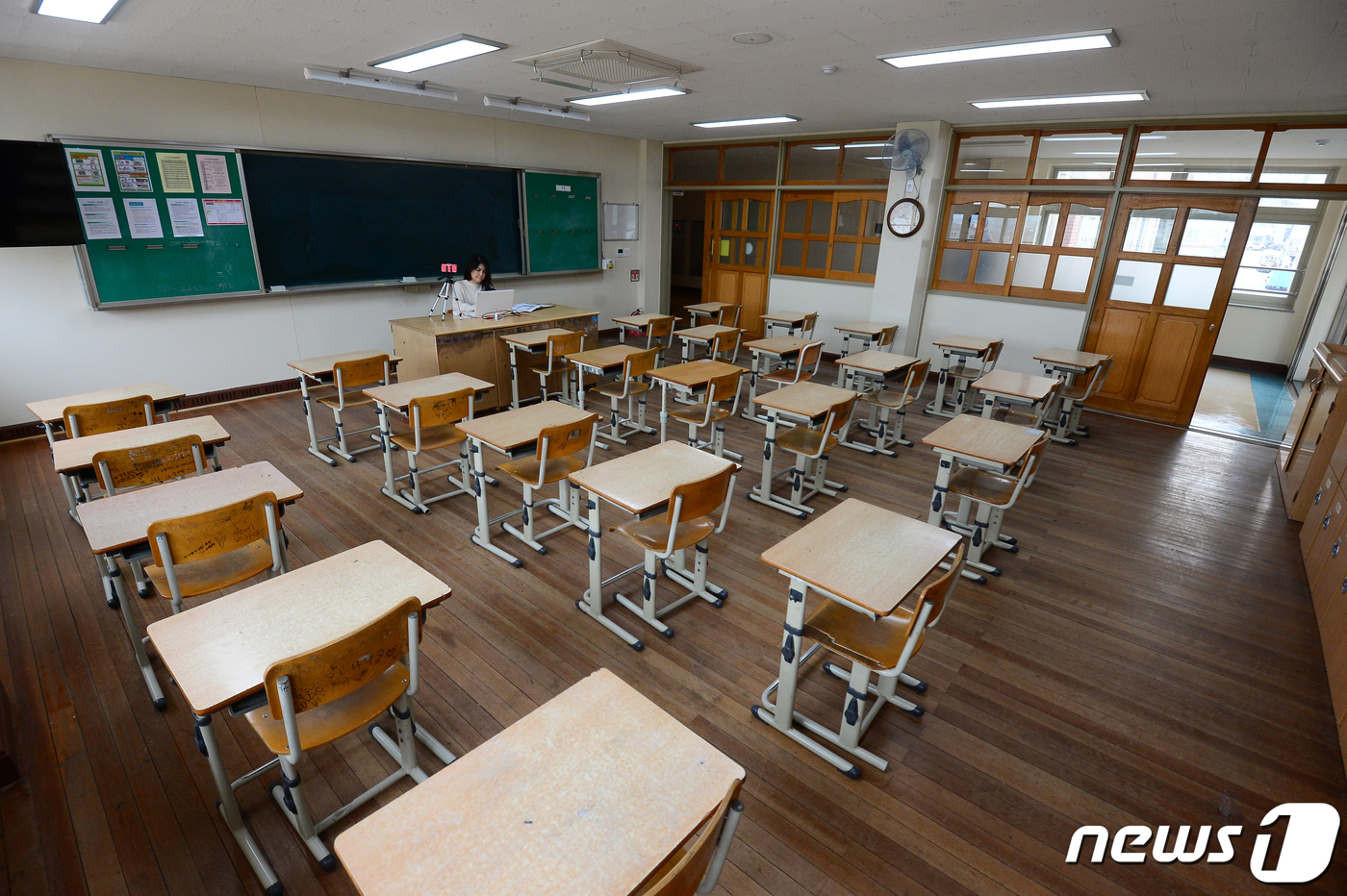 텅 빈 교실…출석 확인하는 교사