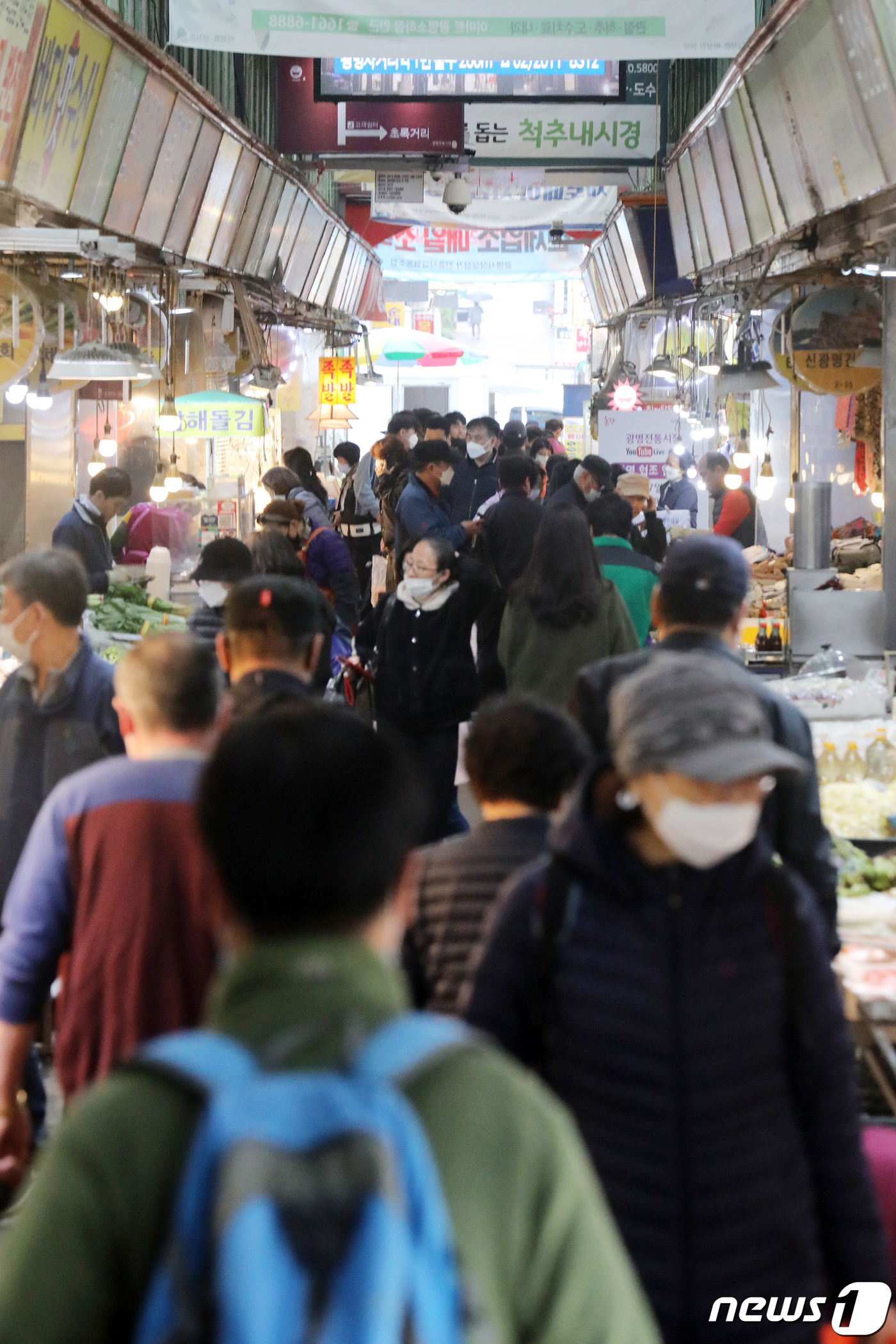 코로나19 확진자 수 감소세, 활기 찾는 전통시장