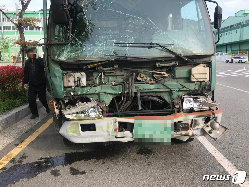 부산 교차로서 폐기물 청소차-마을버스 추돌…17명 부상