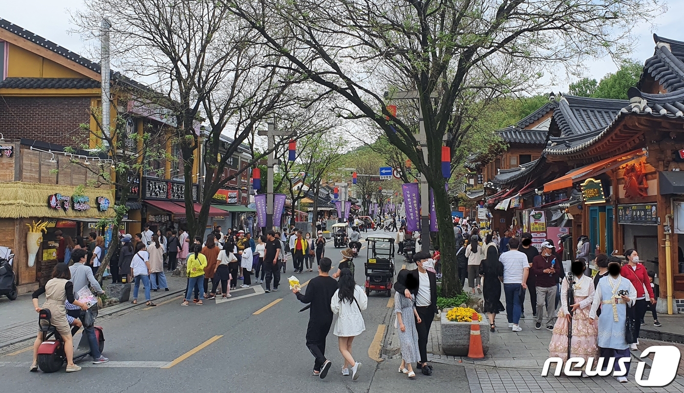 “코로나19 종식 아직인데”…전주 관광명소 ‘인산인해’