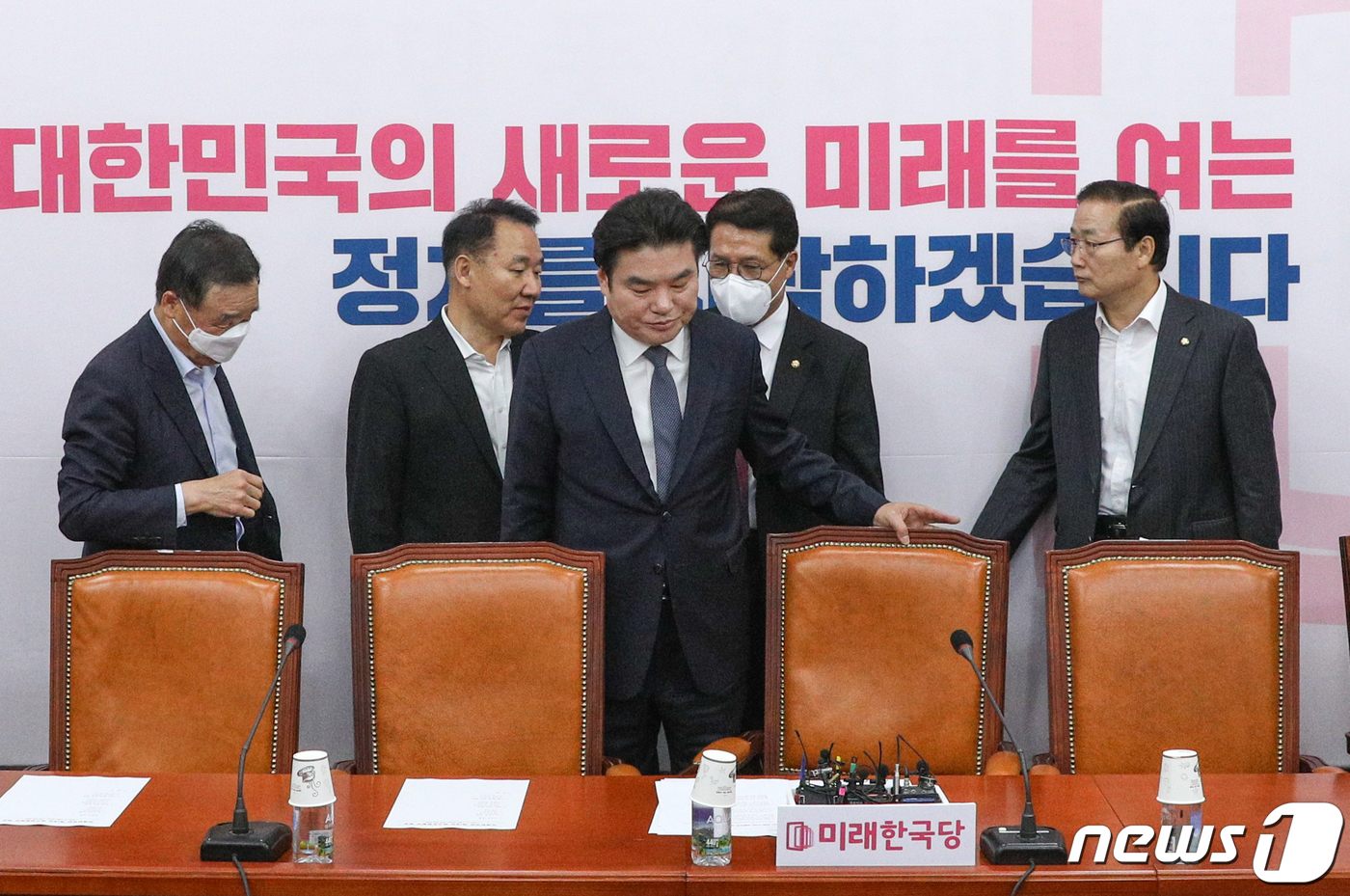 미래한국당 최고위원회의 참석하는 원유철 대표
