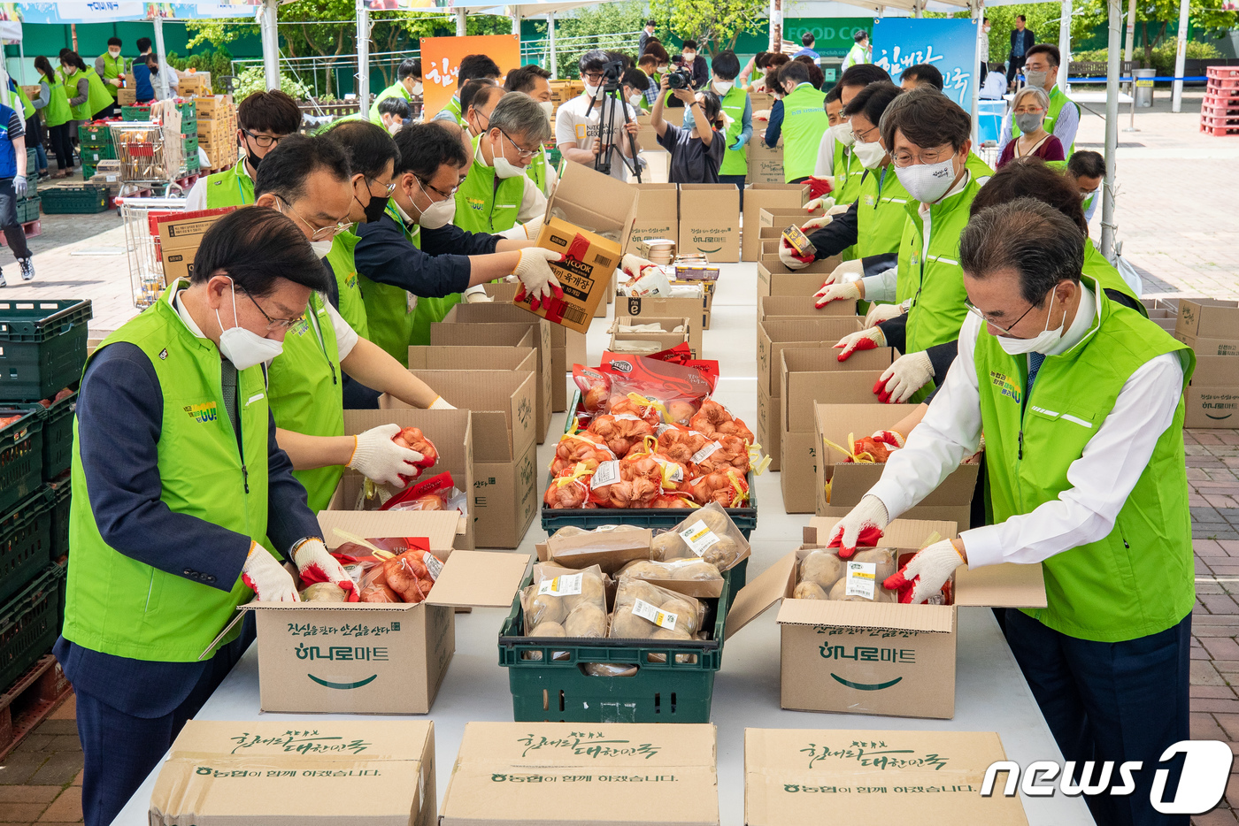 우리 농축산물 꾸러미 포장하는 참석자들