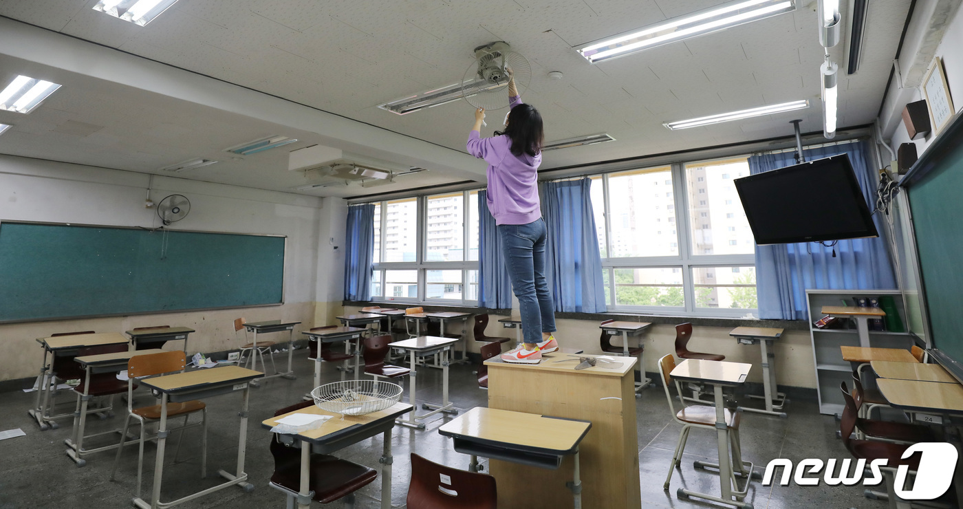 무섭다, 교실 지쳤다, 원격…걱정·기대 고3 등교 하루 앞으로